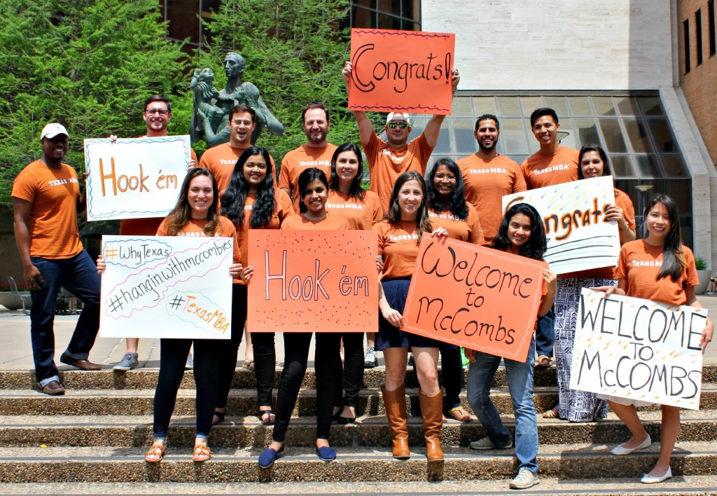 Current Texas MBA students hold welcome signs up for new MBAs